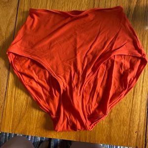Skims fits everybody mid-rise brief. Fire XS